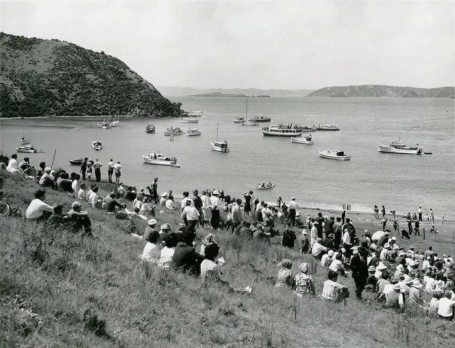 Crowds on the hillside at Oihi Bay in 1964, at the 150th anniversary of the first Christian service in New Zealand.